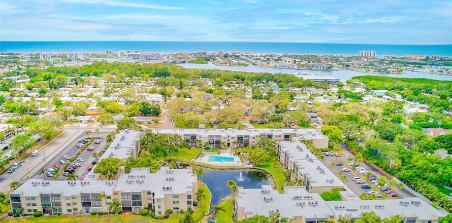 Condo in Largo, Florida, 2 bedrooms  № 1749367