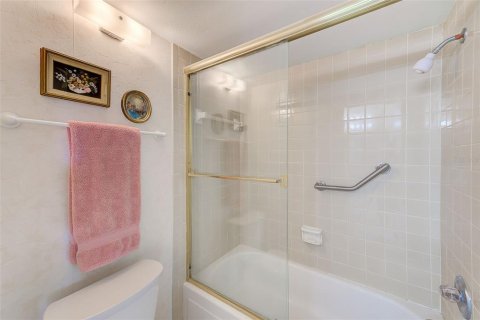 Condo in Largo, Florida, 2 bedrooms  № 1749367 - photo 17