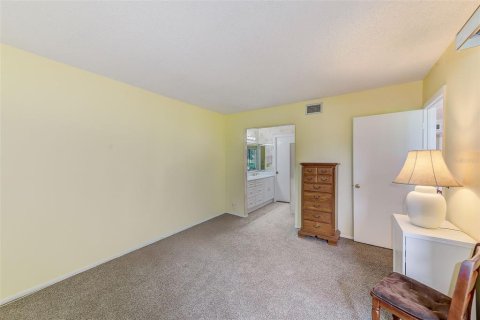 Condo in Largo, Florida, 2 bedrooms  № 1749367 - photo 13