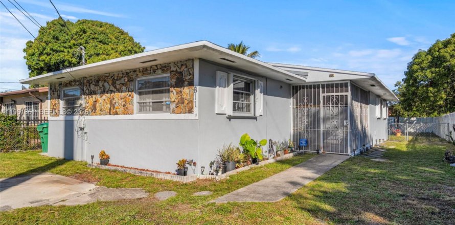 Дом в Майами, Флорида 4 спальни, 151.99м2 № 2023363