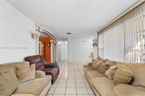 Купить виллу или дом в Майами, Флорида 4 спальни, 151.99м2, № 2023363 - фото 13