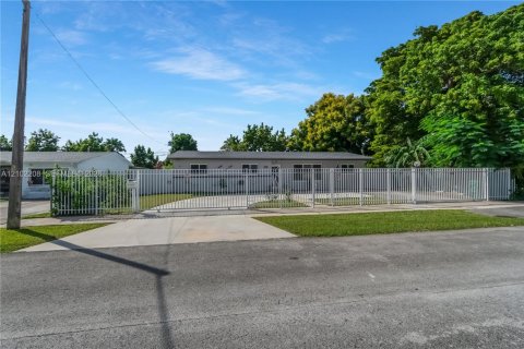 Villa ou maison à vendre à Miami, Floride: 5 chambres, 152.73 m2 № 2406125 - photo 6