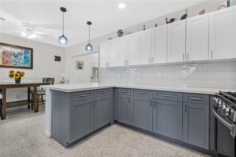 Villa ou maison à vendre à Miami, Floride: 5 chambres, 152.73 m2 № 2406125 - photo 10