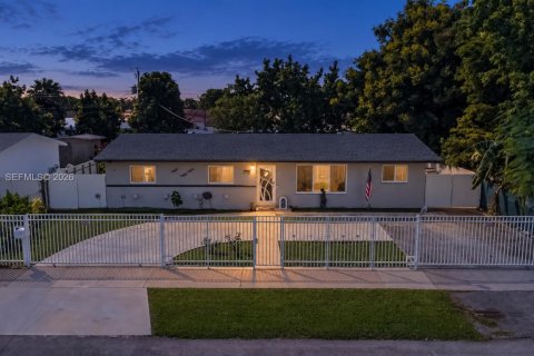 Villa ou maison à Miami, Floride 5 chambres, 152.73 m2 № 2406125