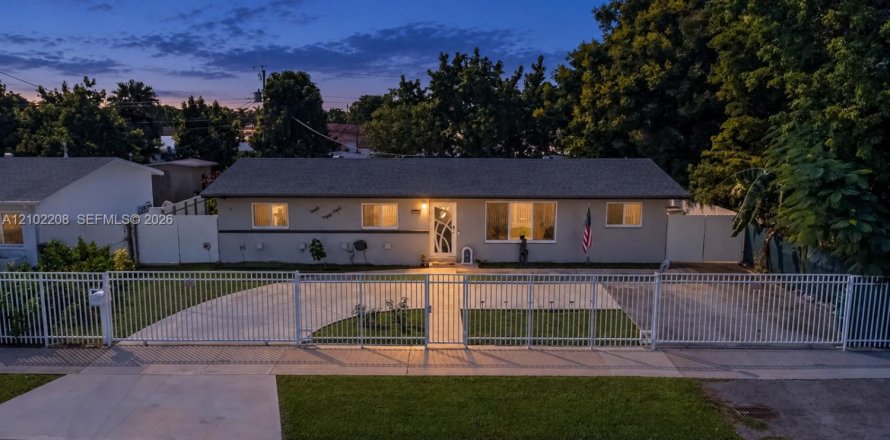 Villa ou maison à Miami, Floride 5 chambres, 152.73 m2 № 2406125