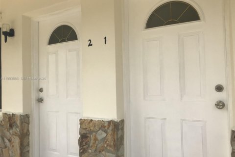 Снять в аренду виллу или дом в Майами, Флорида 1 спальня, 55.74м2, № 2055663 - фото 1