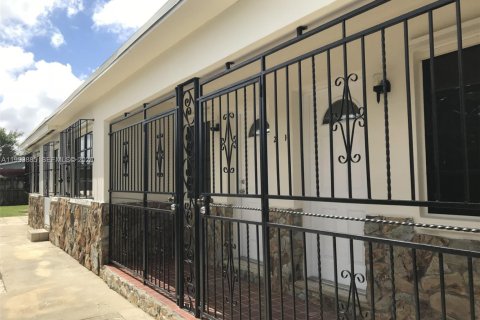 Снять в аренду виллу или дом в Майами, Флорида 1 спальня, 55.74м2, № 2055663 - фото 7