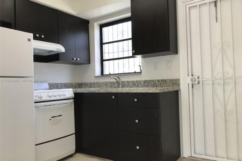 Снять в аренду виллу или дом в Майами, Флорида 1 спальня, 55.74м2, № 2055663 - фото 2