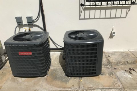 Снять в аренду виллу или дом в Майами, Флорида 1 спальня, 55.74м2, № 2055663 - фото 8