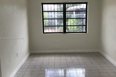 Снять в аренду виллу или дом в Майами, Флорида 1 спальня, 55.74м2, № 2055663 - фото 4