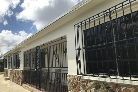 Снять в аренду виллу или дом в Майами, Флорида 1 спальня, 55.74м2, № 2055663 - фото 6