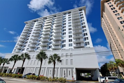 Кондоминиум с 1 спальней в Халландейл-Бич, Флорида № 2012523