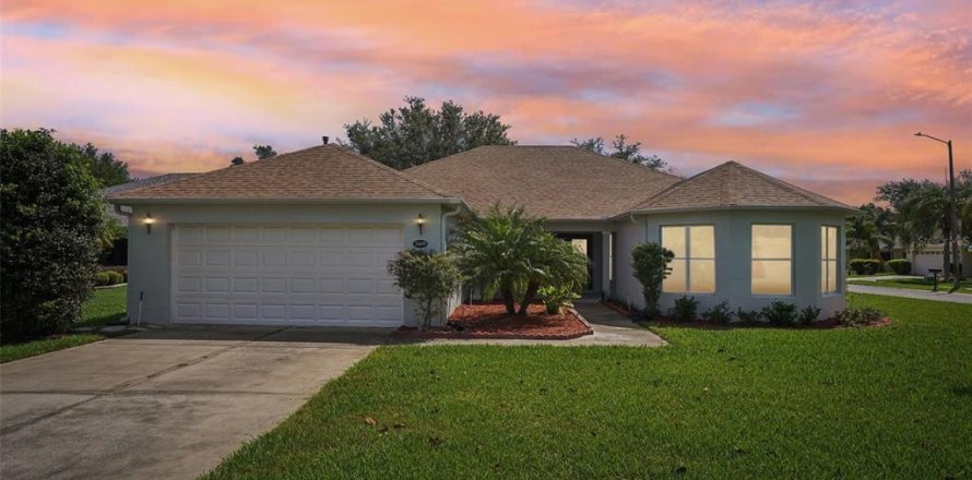 House in Leesburg, Florida 2 bedrooms, 208.29 sq.m. № 1689859