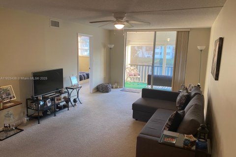 Copropriété à vendre à Pembroke Pines, Floride: 1 chambre, 83.61 m2 № 1977282 - photo 1