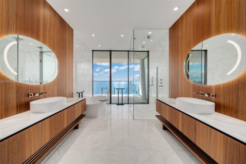 Condo in Miami, Florida, 4 bedrooms  № 2041862 - photo 16