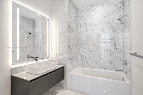 Condo in Miami, Florida, 4 bedrooms  № 2041862 - photo 19