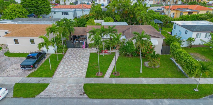 House in Miami, Florida 3 bedrooms, 117.06 sq.m. № 1896283