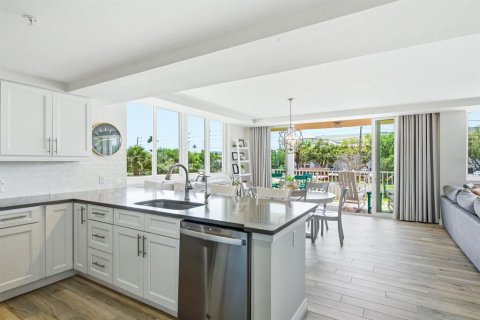 Condo in Clearwater, Florida, 2 bedrooms  № 2220259 - photo 4