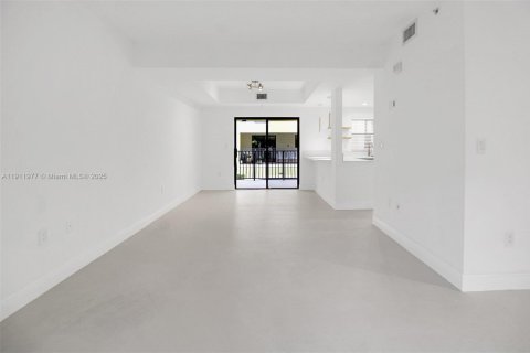 Touwnhouse à vendre à Miami, Floride: 2 chambres, 132.39 m2 № 1969640 - photo 8