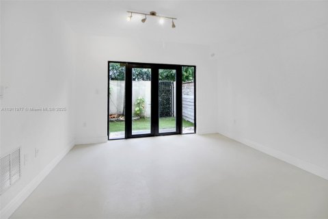 Touwnhouse à vendre à Miami, Floride: 2 chambres, 132.39 m2 № 1969640 - photo 5
