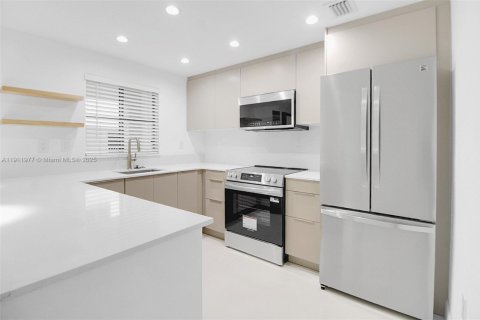 Touwnhouse à vendre à Miami, Floride: 2 chambres, 132.39 m2 № 1969640 - photo 11