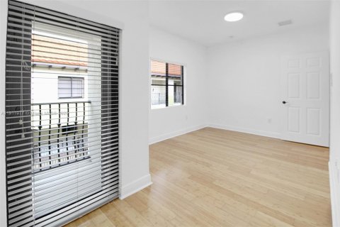 Touwnhouse à vendre à Miami, Floride: 2 chambres, 132.39 m2 № 1969640 - photo 24