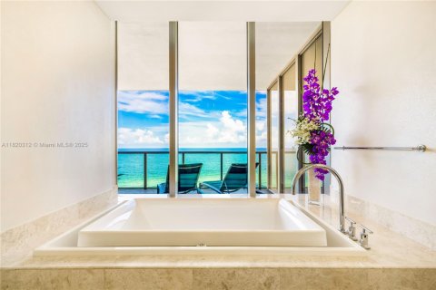 Condo in Bal Harbour, Florida, 3 bedrooms  № 1779735 - photo 21
