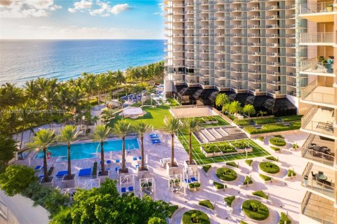 Condo in Bal Harbour, Florida, 3 bedrooms  № 1779735 - photo 1