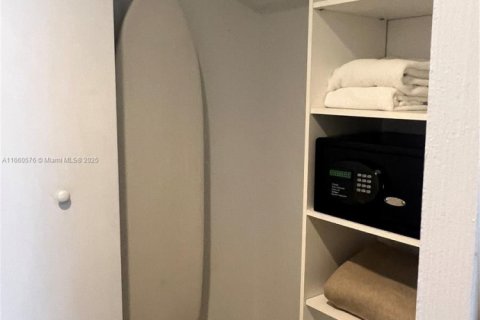 Copropriété à vendre à Hallandale Beach, Floride: 2 chambres, 94.76 m2 № 1961640 - photo 14