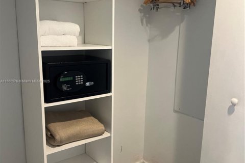 Copropriété à vendre à Hallandale Beach, Floride: 2 chambres, 94.76 m2 № 1961640 - photo 13