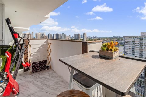 Condo in Aventura, Florida, 2 bedrooms № 2082653 - photo 16