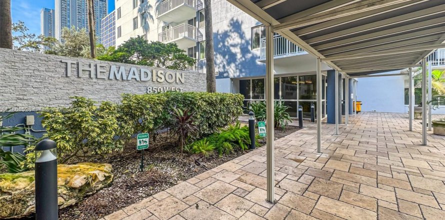 Condo in Miami, Florida, 2 bedrooms  № 1892249