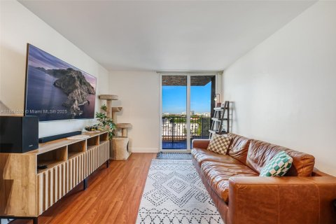 Condo in Miami, Florida, 2 bedrooms  № 1892249 - photo 3