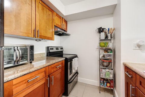 Condo in Miami, Florida, 2 bedrooms  № 1892249 - photo 7