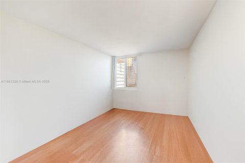 Condo in Miami, Florida, 2 bedrooms  № 1892249 - photo 15