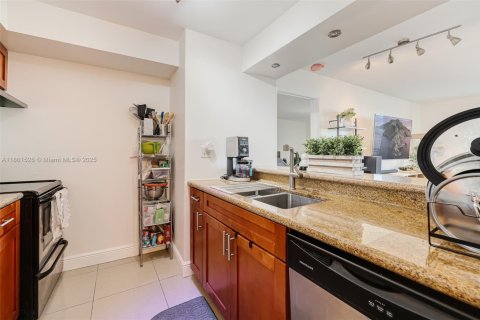 Condo in Miami, Florida, 2 bedrooms  № 1892249 - photo 8
