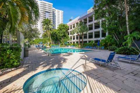 Condo in Miami, Florida, 2 bedrooms  № 1892249 - photo 30