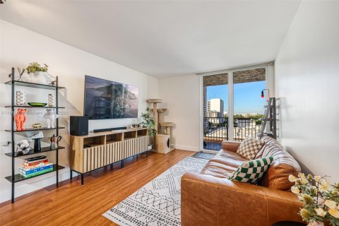 Condo in Miami, Florida, 2 bedrooms  № 1892249 - photo 2