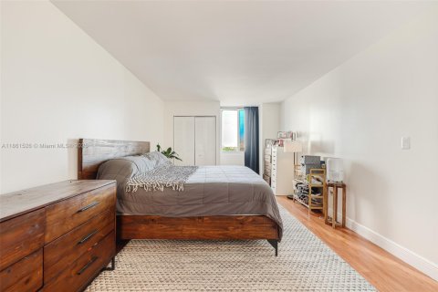 Condo in Miami, Florida, 2 bedrooms  № 1892249 - photo 10