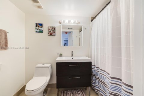 Condo in Miami, Florida, 2 bedrooms  № 1892249 - photo 14