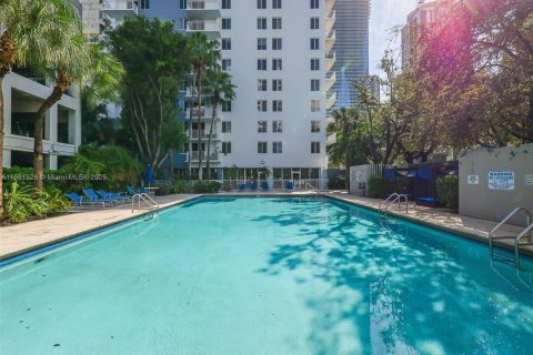 Condo in Miami, Florida, 2 bedrooms  № 1892249 - photo 29