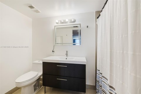 Condo in Miami, Florida, 2 bedrooms  № 1892249 - photo 13
