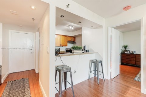 Condo in Miami, Florida, 2 bedrooms  № 1892249 - photo 6
