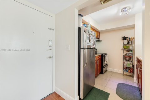 Condo in Miami, Florida, 2 bedrooms  № 1892249 - photo 5