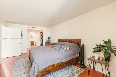 Condo in Miami, Florida, 2 bedrooms  № 1892249 - photo 11
