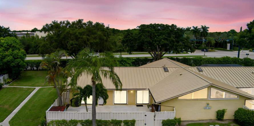 Townhouse in Palm Beach Gardens, Florida 3 bedrooms, 118.54 sq.m. № 2338073