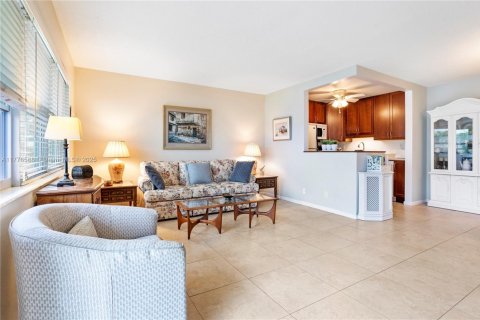 Condo in West Palm Beach, Florida, 1 bedroom  № 1868446 - photo 2