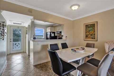 Condominio en venta en Lauderdale Lakes, Florida, 1 dormitorio, 63.55 m2 № 1714093 - foto 1