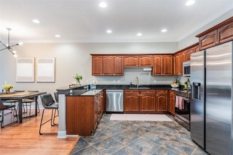 Townhouse in Saint Petersburg, Florida 3 bedrooms, 184.88 sq.m. № 2126721 - photo 15