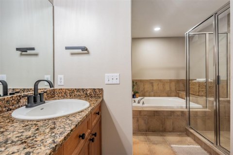 Townhouse in Saint Petersburg, Florida 3 bedrooms, 184.88 sq.m. № 2126721 - photo 24